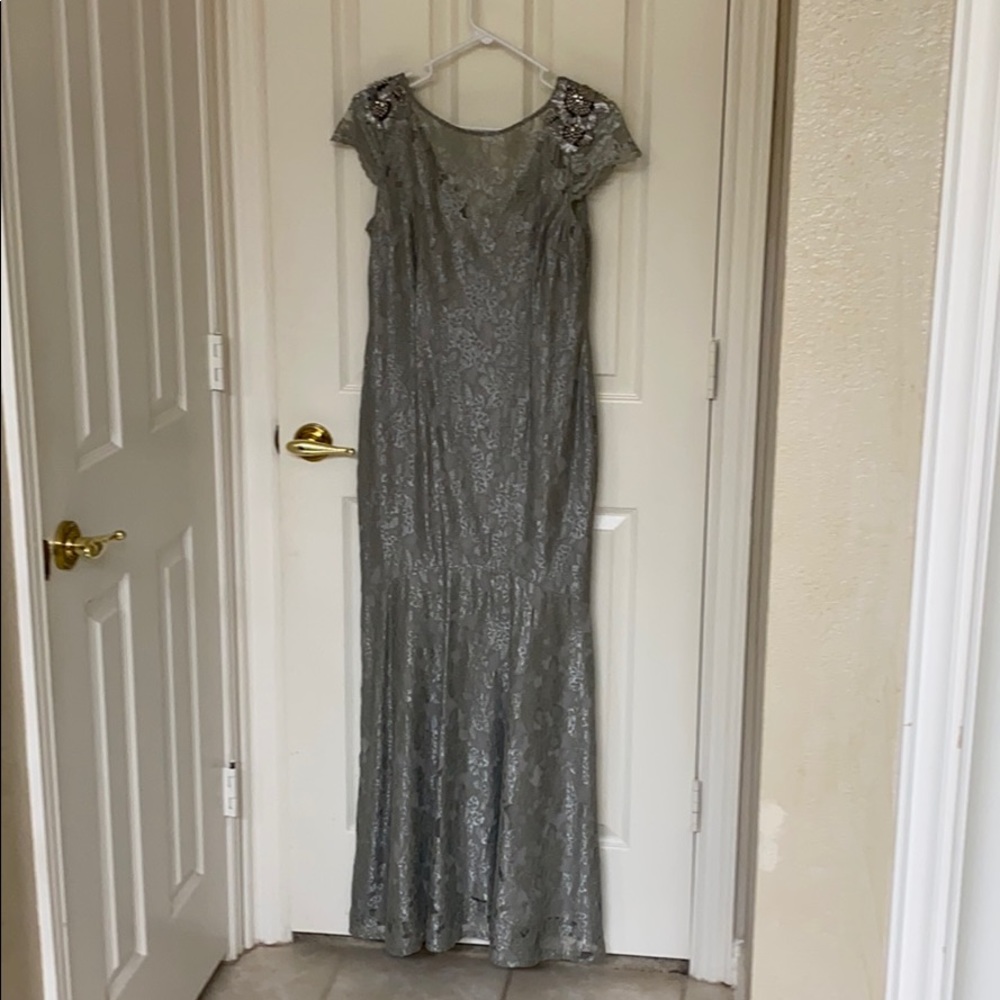 Gorgeous Adrianna Papell Detailed Gown